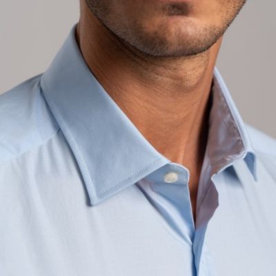Uomo che indossa camicia azzurra con collo casual